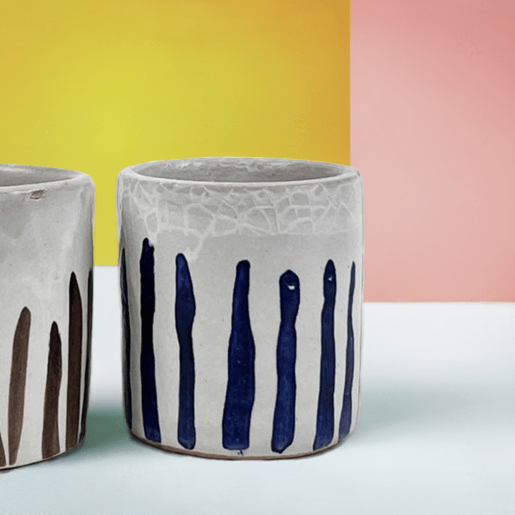 Primo piano della tazza con pennellate blu intenso del set coppia di tazze blu e cacao.