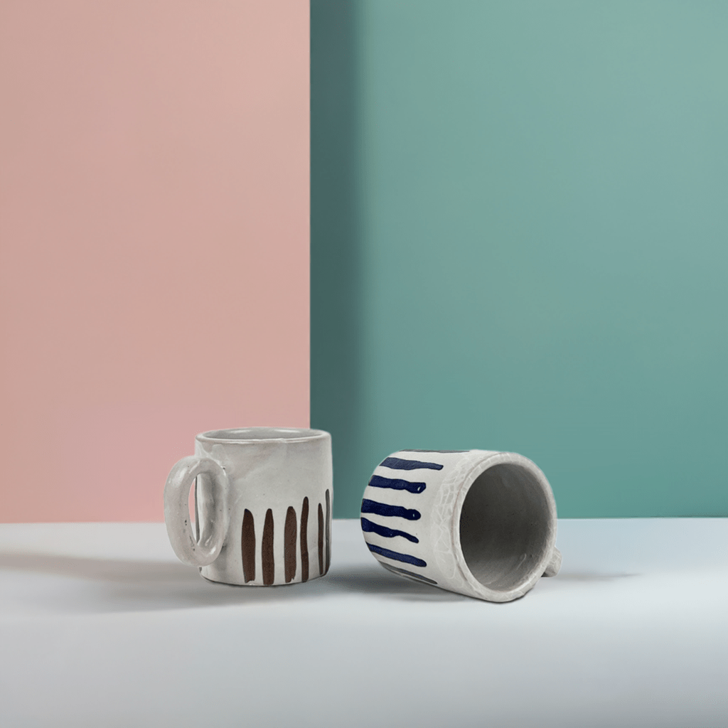 Dettaglio della tazza color cacao del set, che ne mostra la tonalità calda e avvolgente.