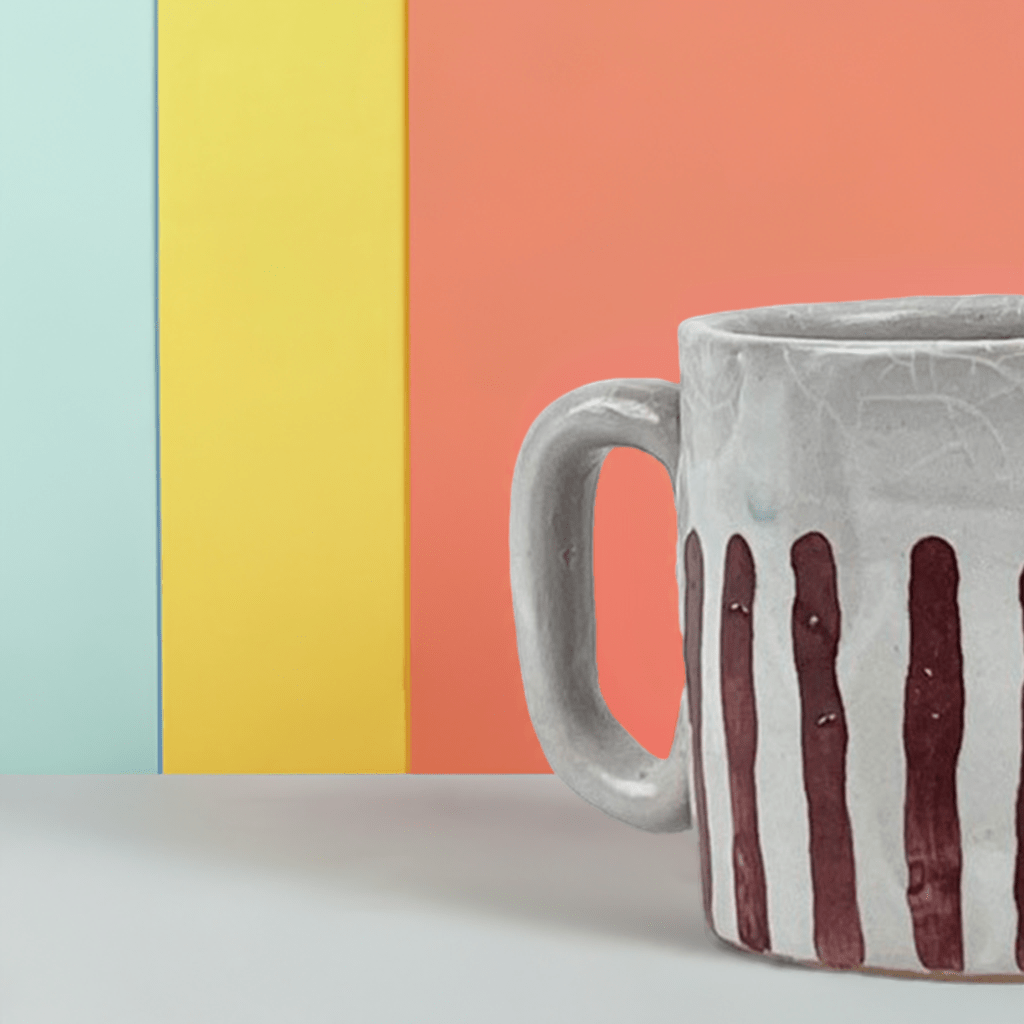 Primo piano dell'accento rosso rubino dipinto a mano su una tazza della coppia Blu e rubino