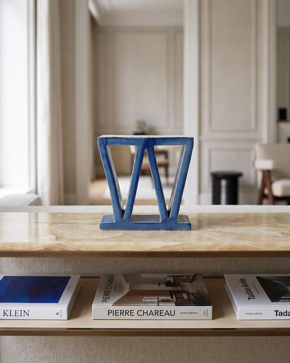 Tensione Cobalto scultura geometrica in gres smaltato blu ambientata in un interno contemporaneo