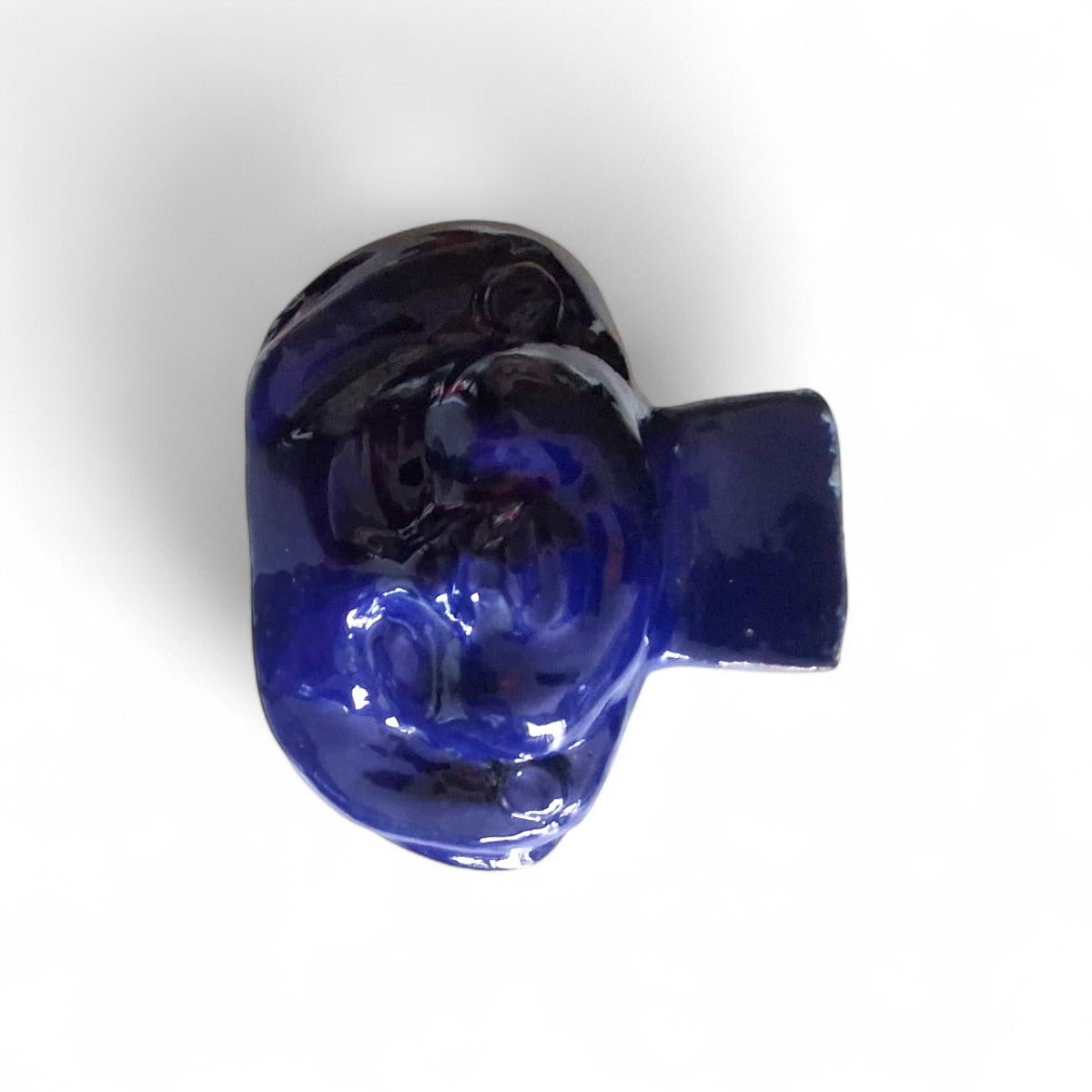 La firma dell'artista Artema Galli sulla base della scultura testa ceramica.