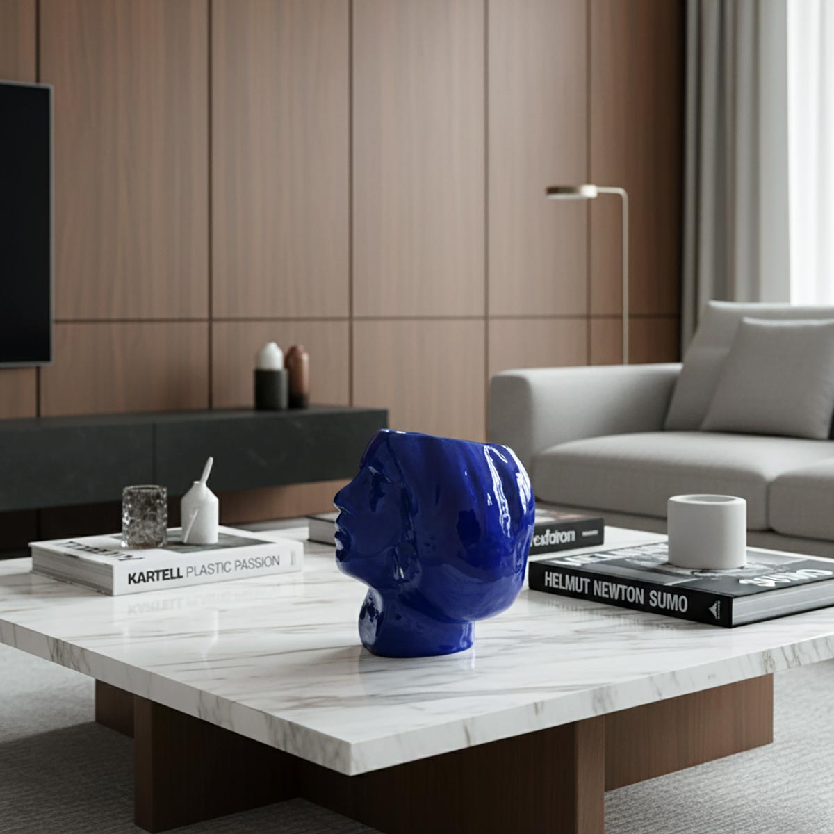 La scultura testa ceramica Selena esposta su uno scrittoio come oggetto intellettuale.