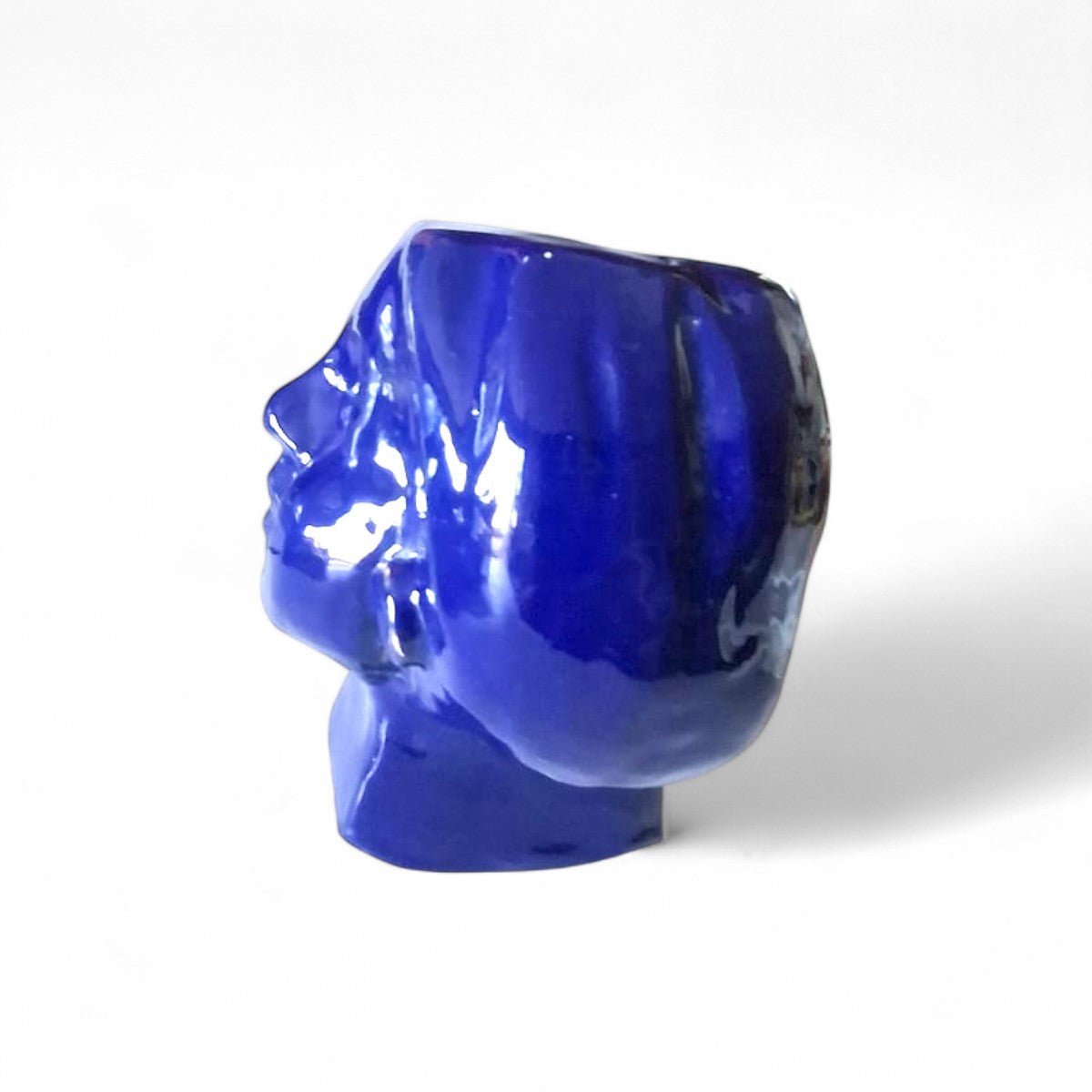 Profilo della scultura testa ceramica che ne mostra la forma e la profondità del blu.