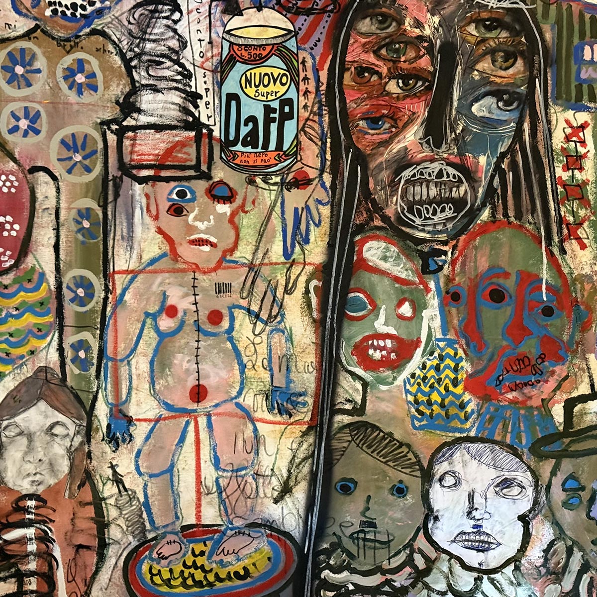 Il quadro "The Puppet Child" come pezzo focale in un interno dal design contemporaneo.