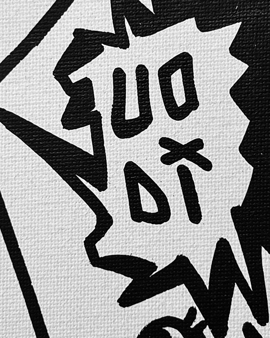 Dettaglio in bianco e nero di una tela con una grande firma stilizzata "UODI" al centro, circondata da forme grafiche astratte e spigolose che ricordano lo stile dei graffiti.