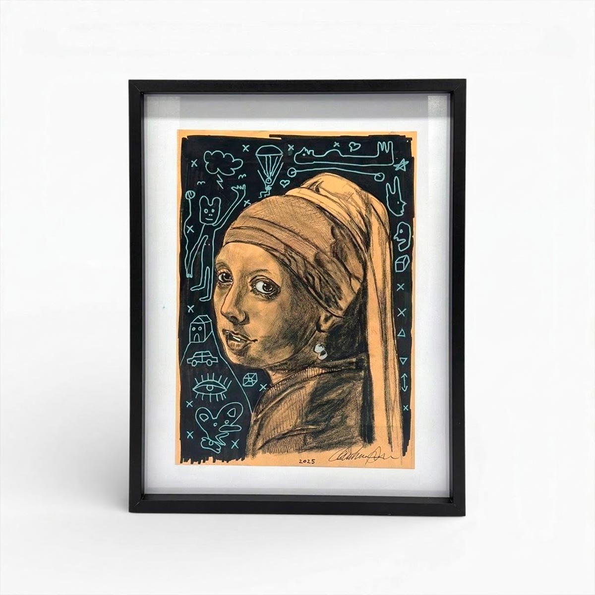 Il quadro posizionato su una libreria moderna, integrandosi perfettamente nel luxury design VICODE.
