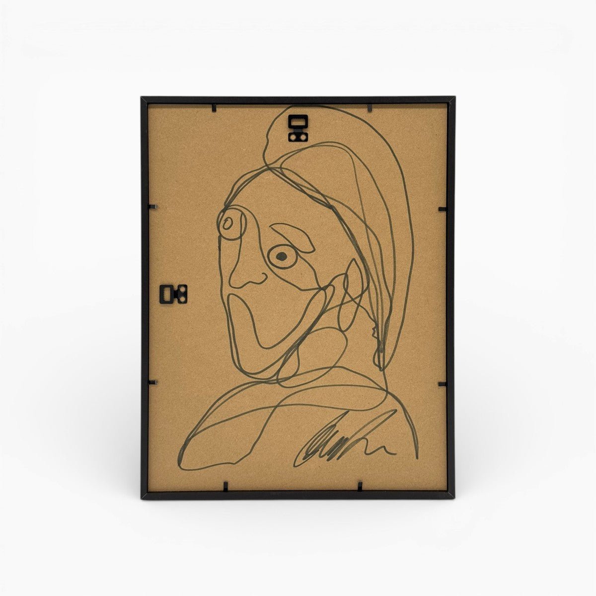 Particolare della texture della carta e della saturazione del nero, segno di un gesto artigianale colto.