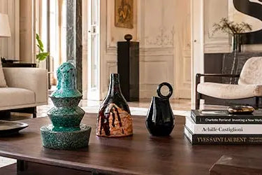 composizione di vasi unici in una casa moderna, disposti sopra un tavolo in legno scuro