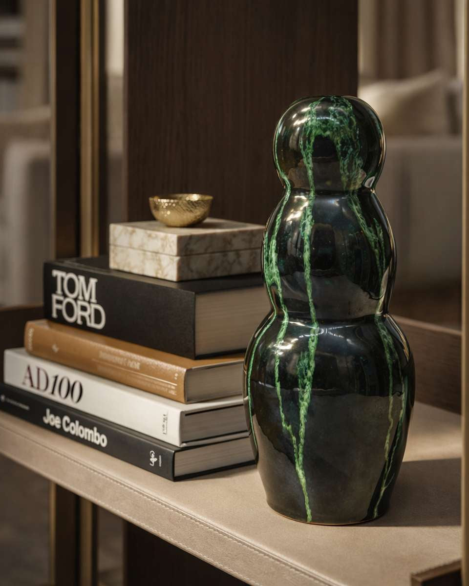 Vaso a goccia in ceramica nera con colature verde smeraldo