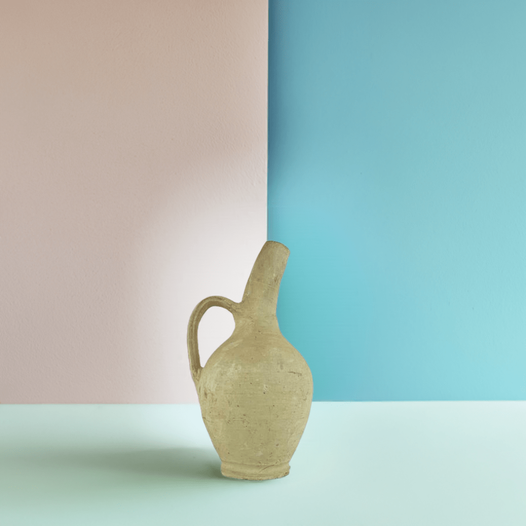 L'Amphora Camarguaise come elemento decorativo in un giardino, tra piante di lavanda.