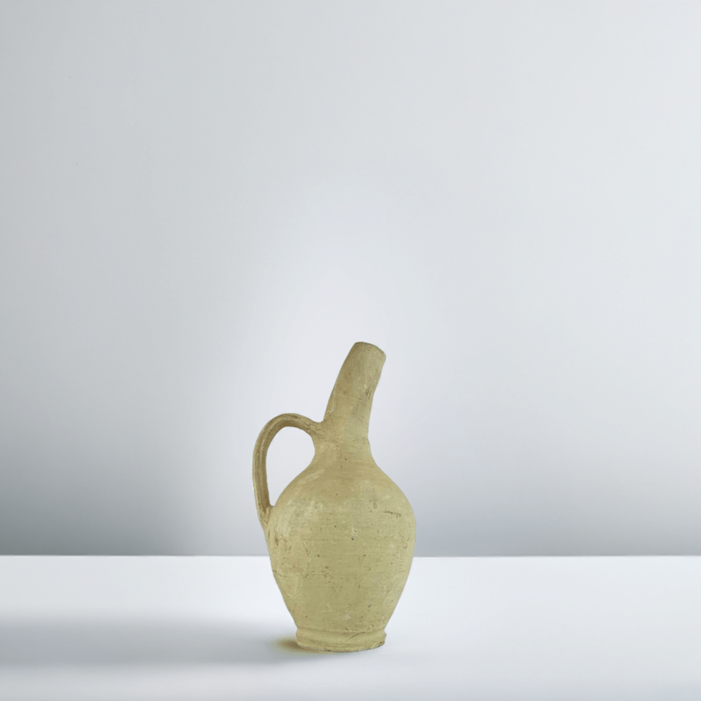 L'Amphora Camarguaise esposta da sola su un supporto in ferro battuto.