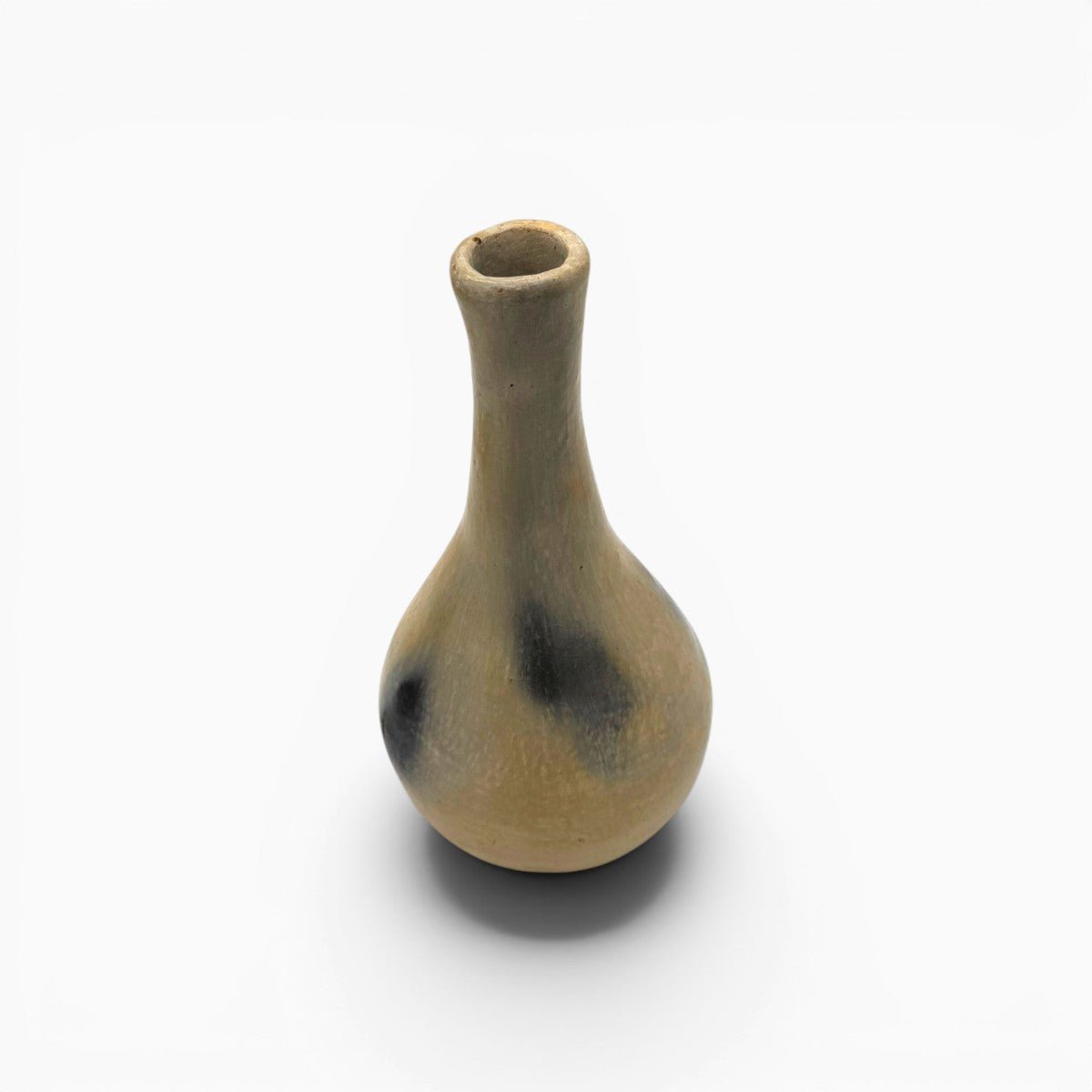 Visione frontale di un pezzo unico in ceramica naturale che instaura una narrazione silente.
