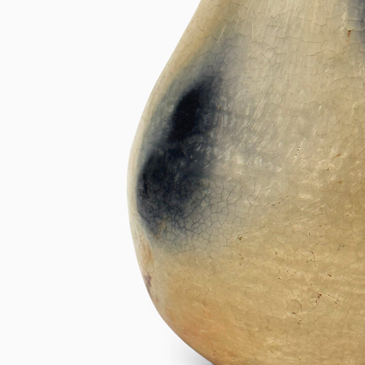 Sfumature nero carbone isolate nate dall'imprevedibile cottura ancestrale sotto paglia.