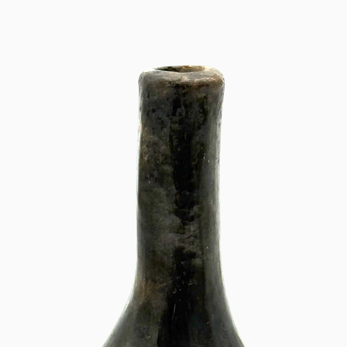 Il vaso ampolla di Farida esposto come accento di design raffinato in un living minimale.