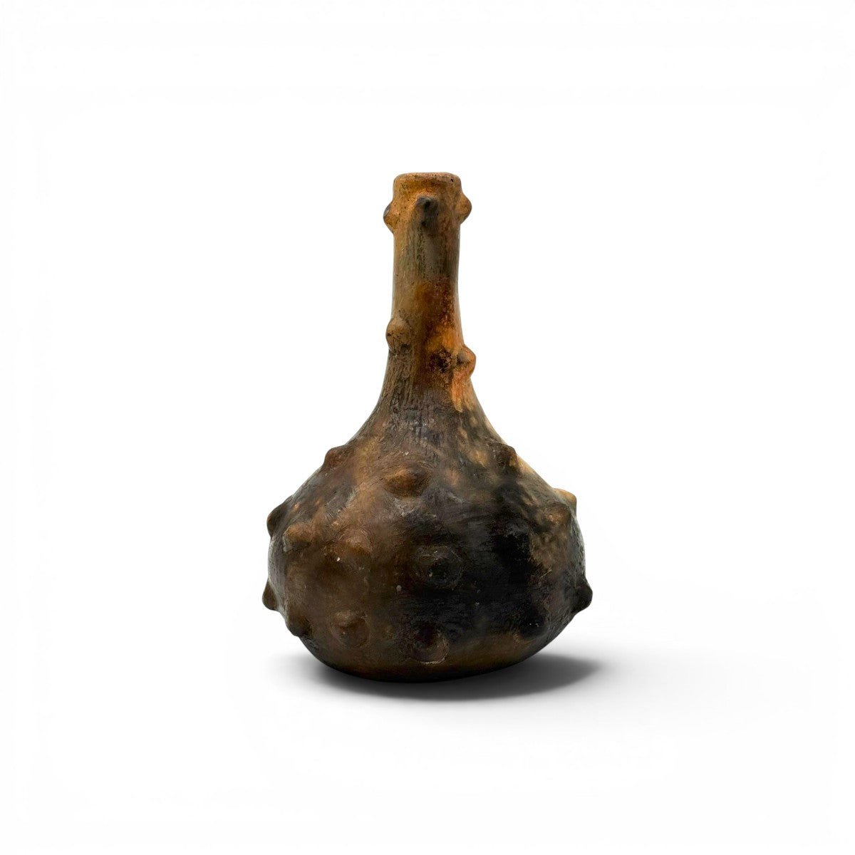 Alchimia cromatica di nero fumo, ocra e terra bruciata sulla superficie opaca lucidata a conchiglia.