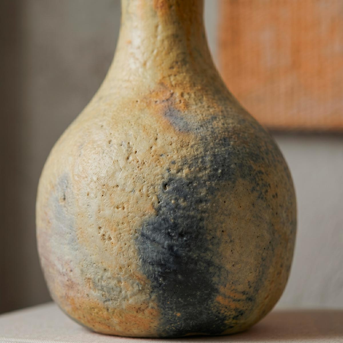 Texture materica porosa e irregolare nei toni dell'ocra e della sabbia naturale di Sejnane.