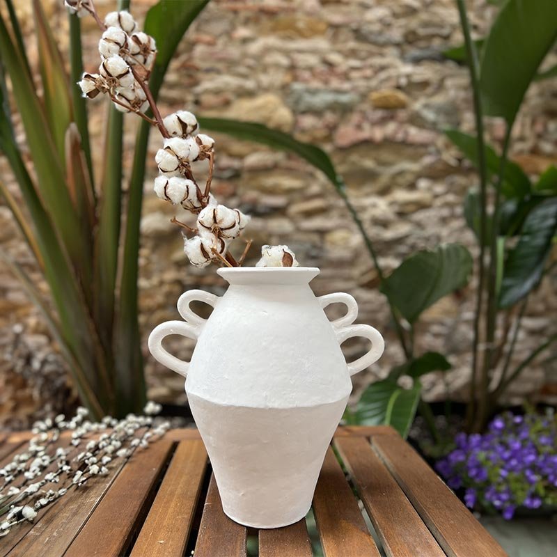 Profilo del Vaso Anadolu che mostra la sua silhouette sinuosa e i manici lavorati a mano.