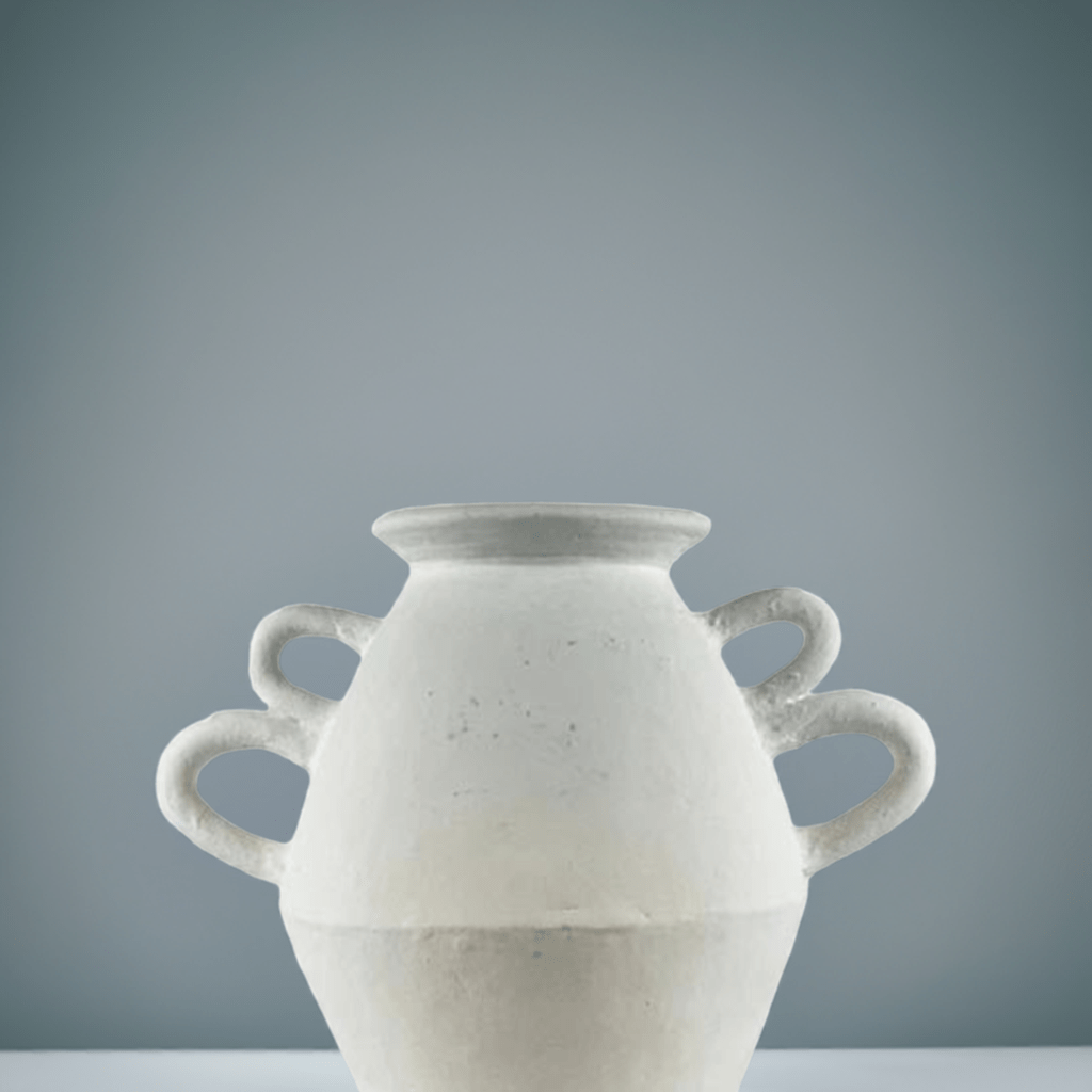 Il Vaso Anadolu esposto come pezzo centrale su una console in un salotto elegante.