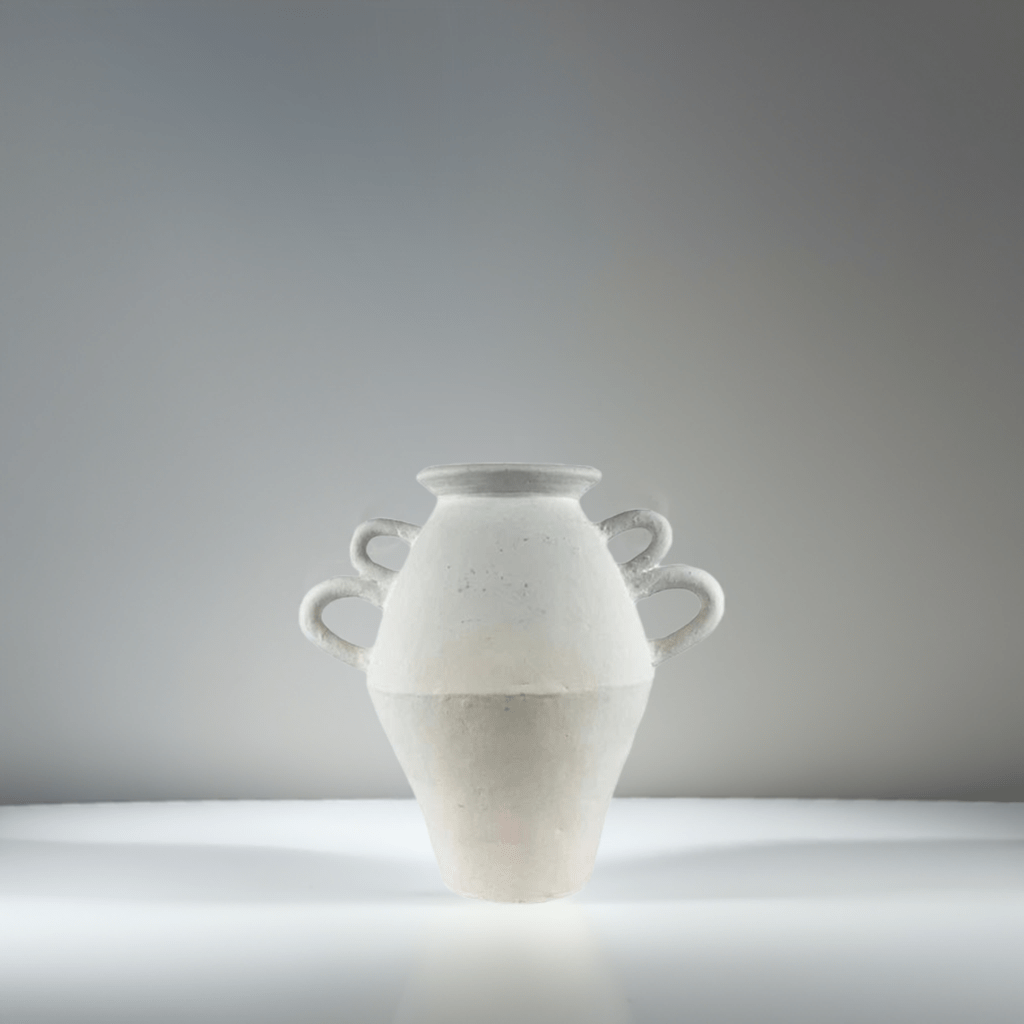 Il Vaso Anadolu con un'elegante composizione di fiori che ne esalta la forma sinuosa.