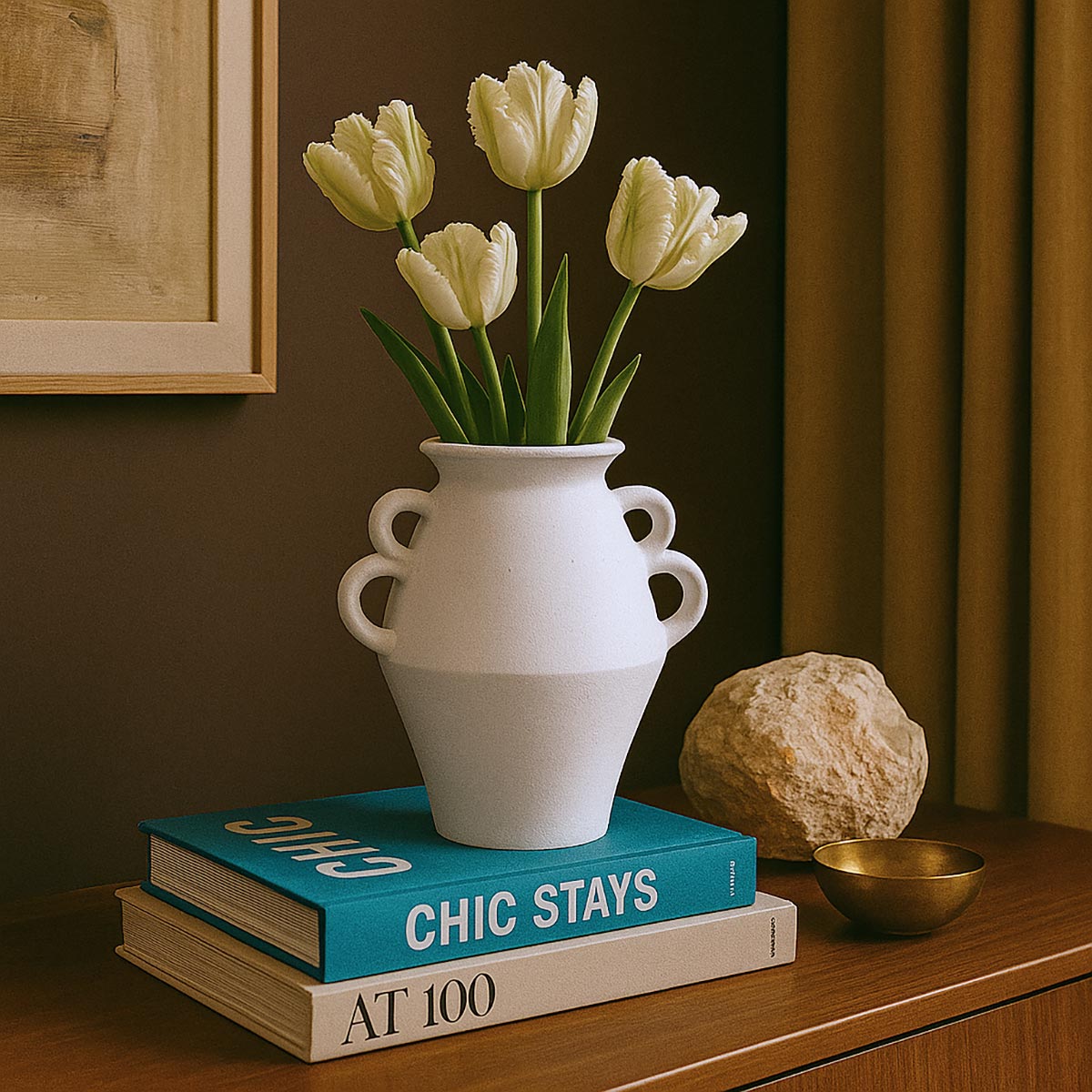 Primo piano dei magnifici manici laterali, lavorati come piccole sculture, del Vaso Anadolu.