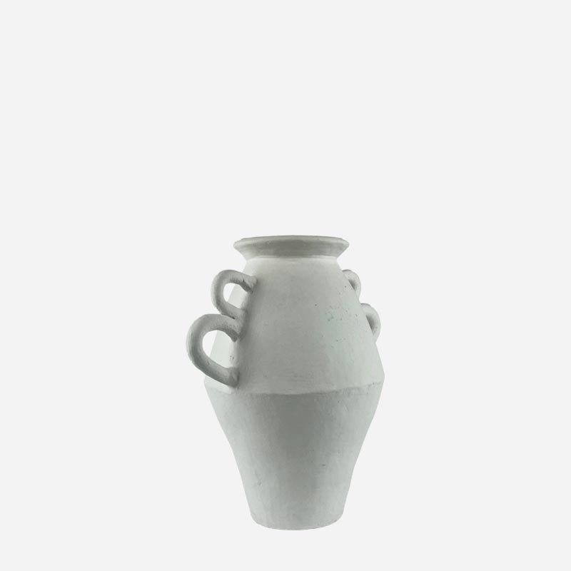 La forma scultorea del Vaso Anadolu esposto da solo su una mensola scura per creare contrasto.