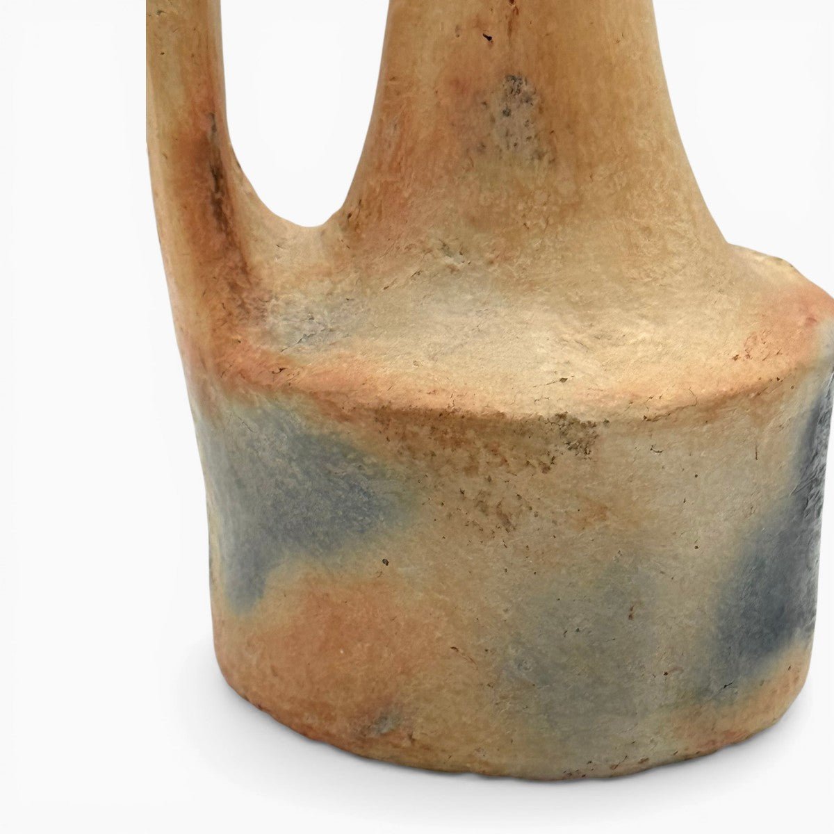 Vaso anfora Hanene (1.9 kg) esposto come pezzo d'accento in un salotto dal design caldo.