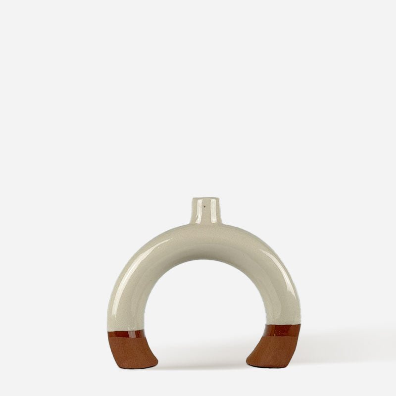 I Candelabri Archi Mediterráneos su un tavolo da pranzo moderno, pronti per una cena elegante.