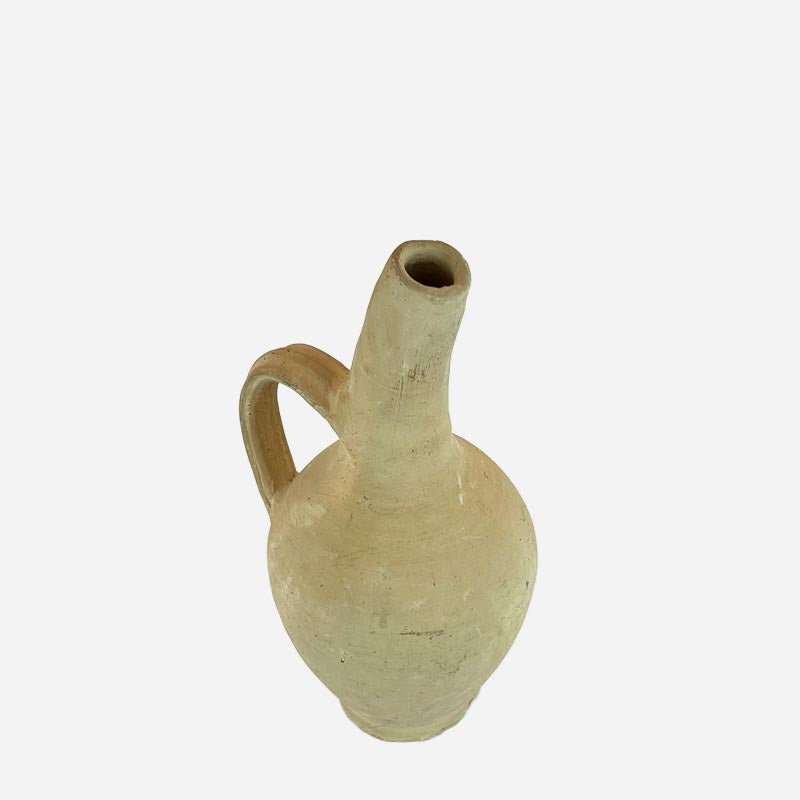 L'Amphora Camarguaise utilizzata come contenitore per l'olio d'oliva in una cucina.