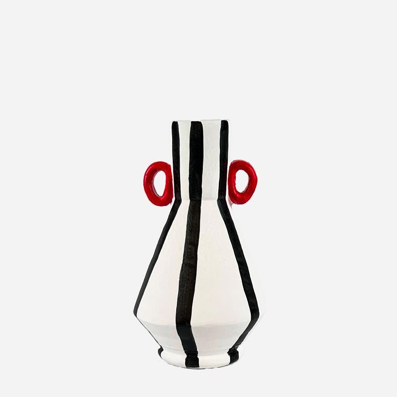 Vaso Linhas e Orelhas esposto come opera scultorea su una mensola minimalista.