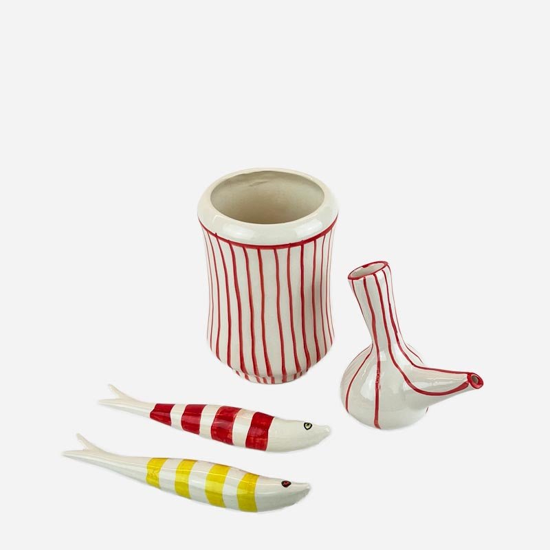 La forma classica del Vaso Valenciano Rayas rojas esposto da solo come oggetto decorativo.