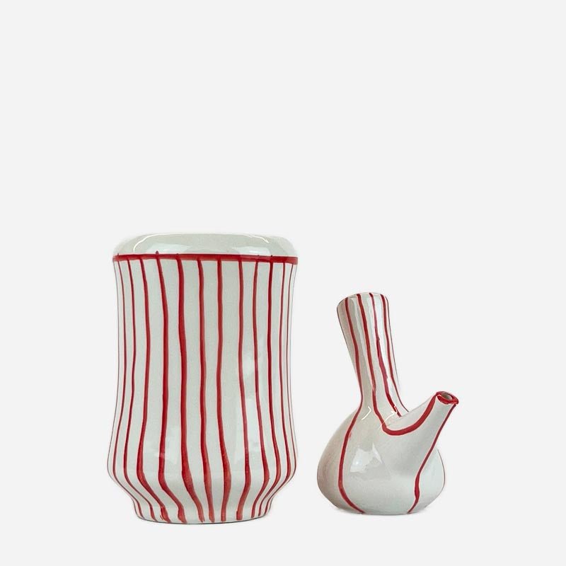 Il Vaso Valenciano Rayas rojas pieno di papaveri rossi, che ne esalta la decorazione.