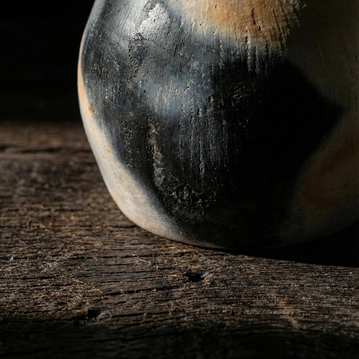 Particolare della decorazione unica fatta a mano del vaso avorio maculato