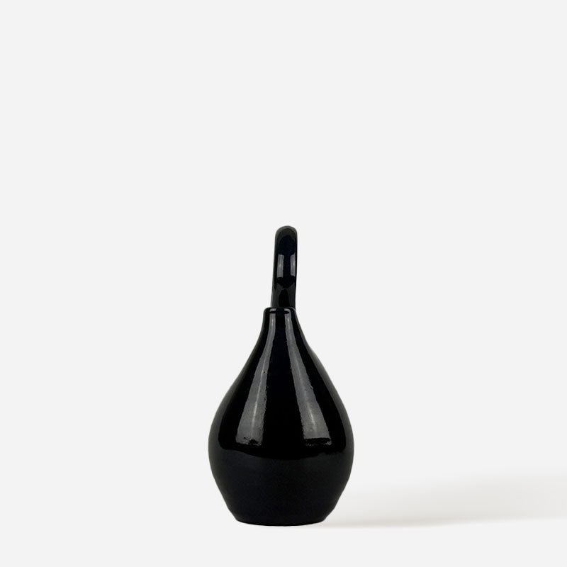 Mano che accarezza la superficie liscia e fredda del Vaso Azul Noche per mostrarne le dimensioni.