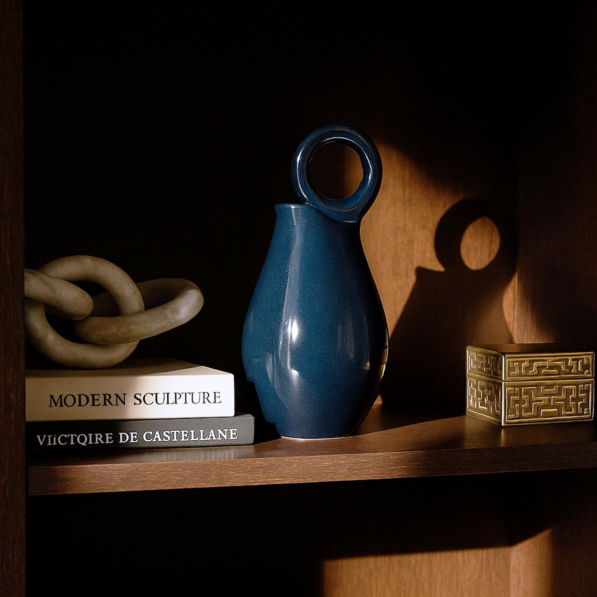 Primo piano della finitura smaltata lucida del Vaso Azul Noche che mostra i riflessi di luce.