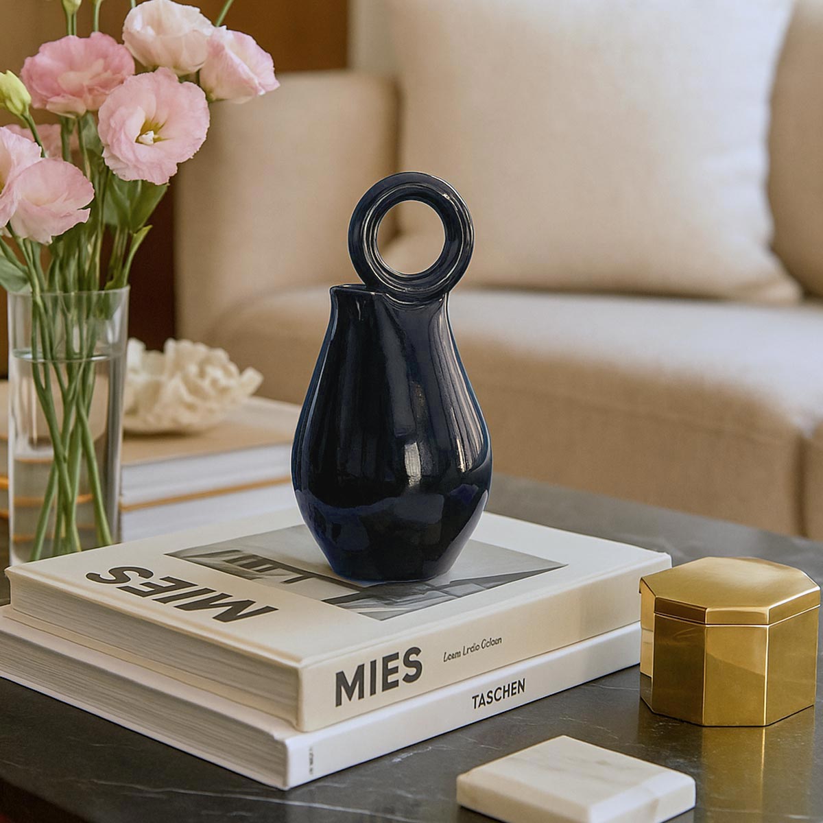 Vaso Azul Noche dal design minimalista in ceramica blu intenso su sfondo bianco.