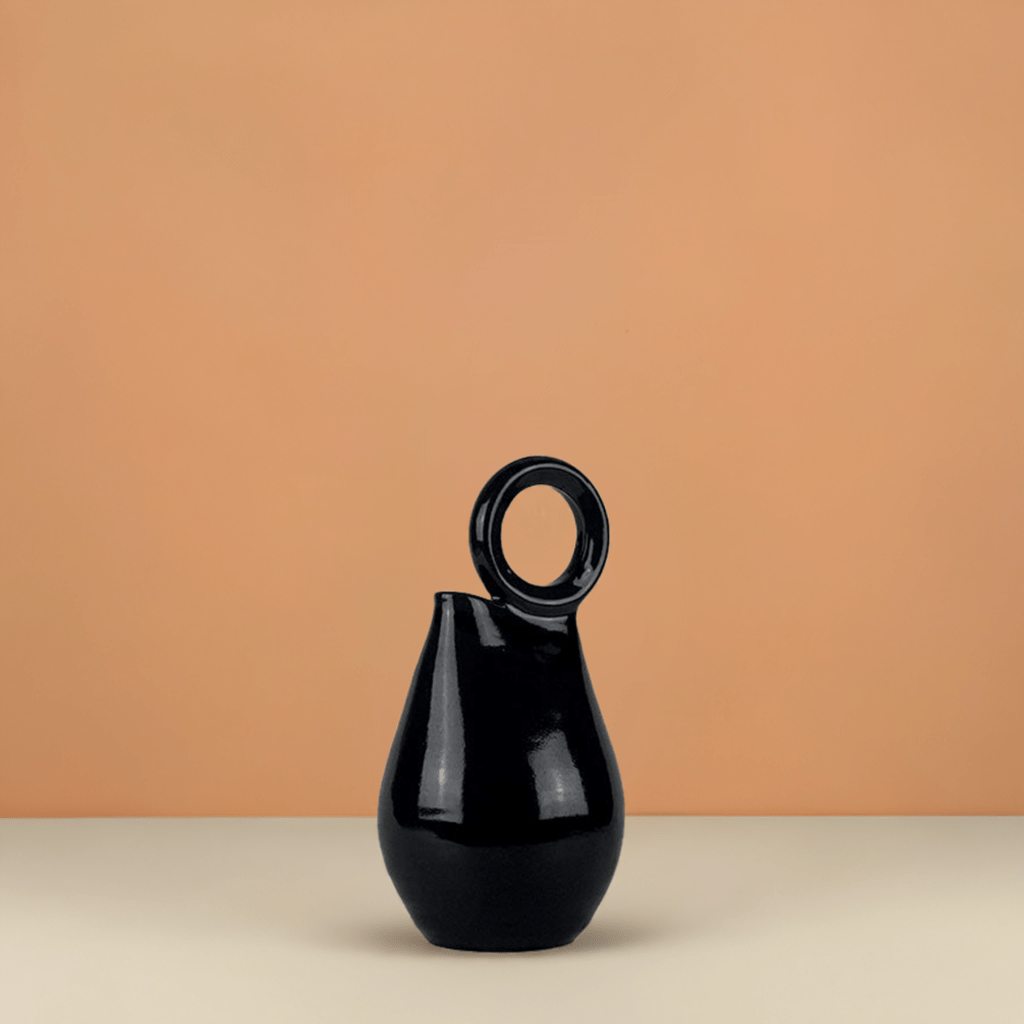 Il Vaso Azul Noche come pezzo decorativo su una console in legno in un salotto moderno.