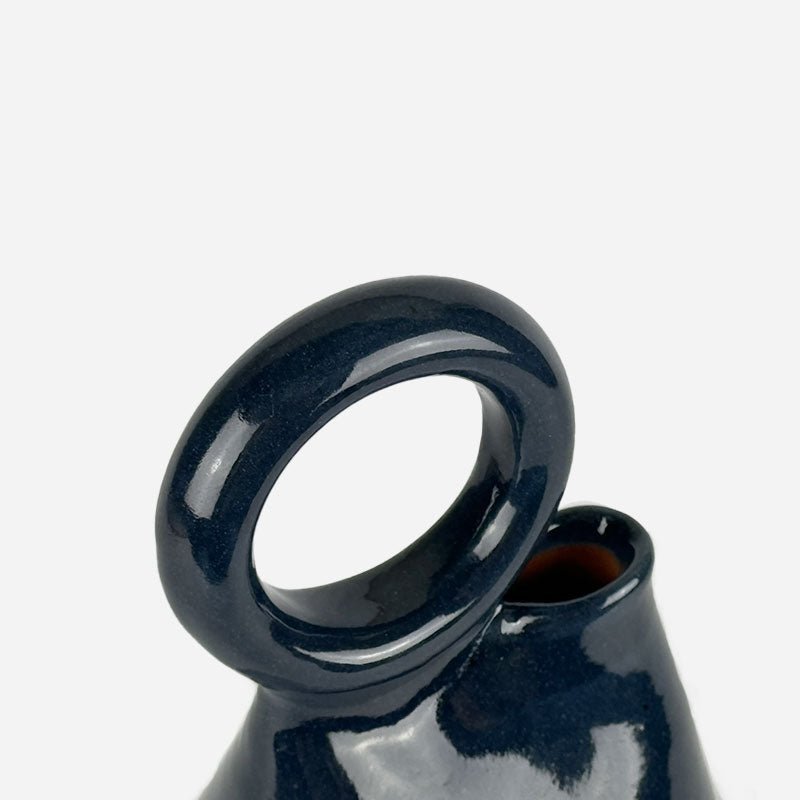 Vaso Azul Noche posizionato su una scrivania bianca in un ufficio dal design minimalista.