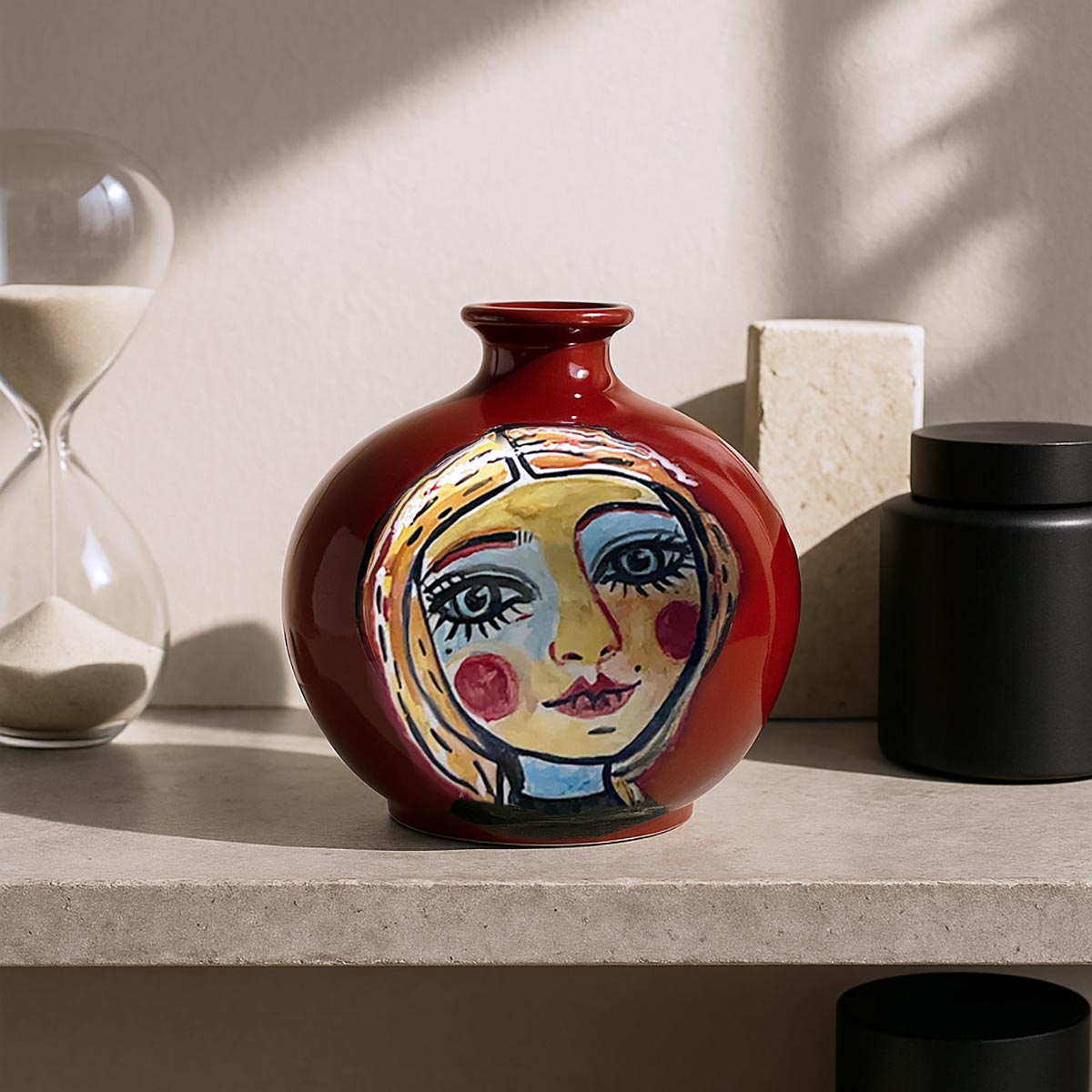 Primo piano del ritratto della ragazza bionda dipinto sul Vaso Bionda su Rosso