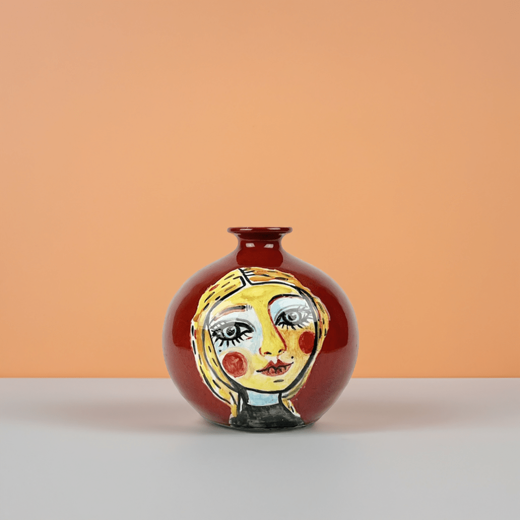 Il Vaso Bionda su Rosso esposto come opera scultorea su una console in un salotto moderno.