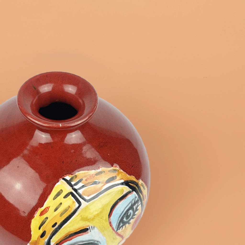 Dettaglio della firma dell'artista Daria Paolotti sulla base del Vaso Bionda su Rosso