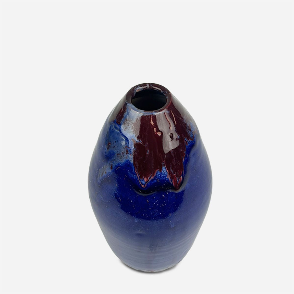 Il Vaso Conico Blu con un mazzo di tulipani bianchi che creano un forte contrasto cromatico.