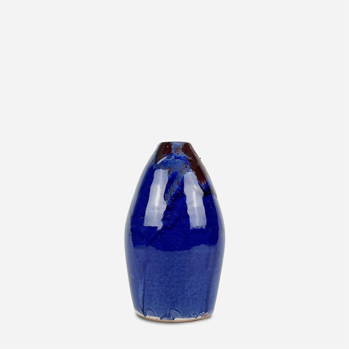 Vaso Conico Blu posizionato su una scrivania minimale in un ufficio di design.