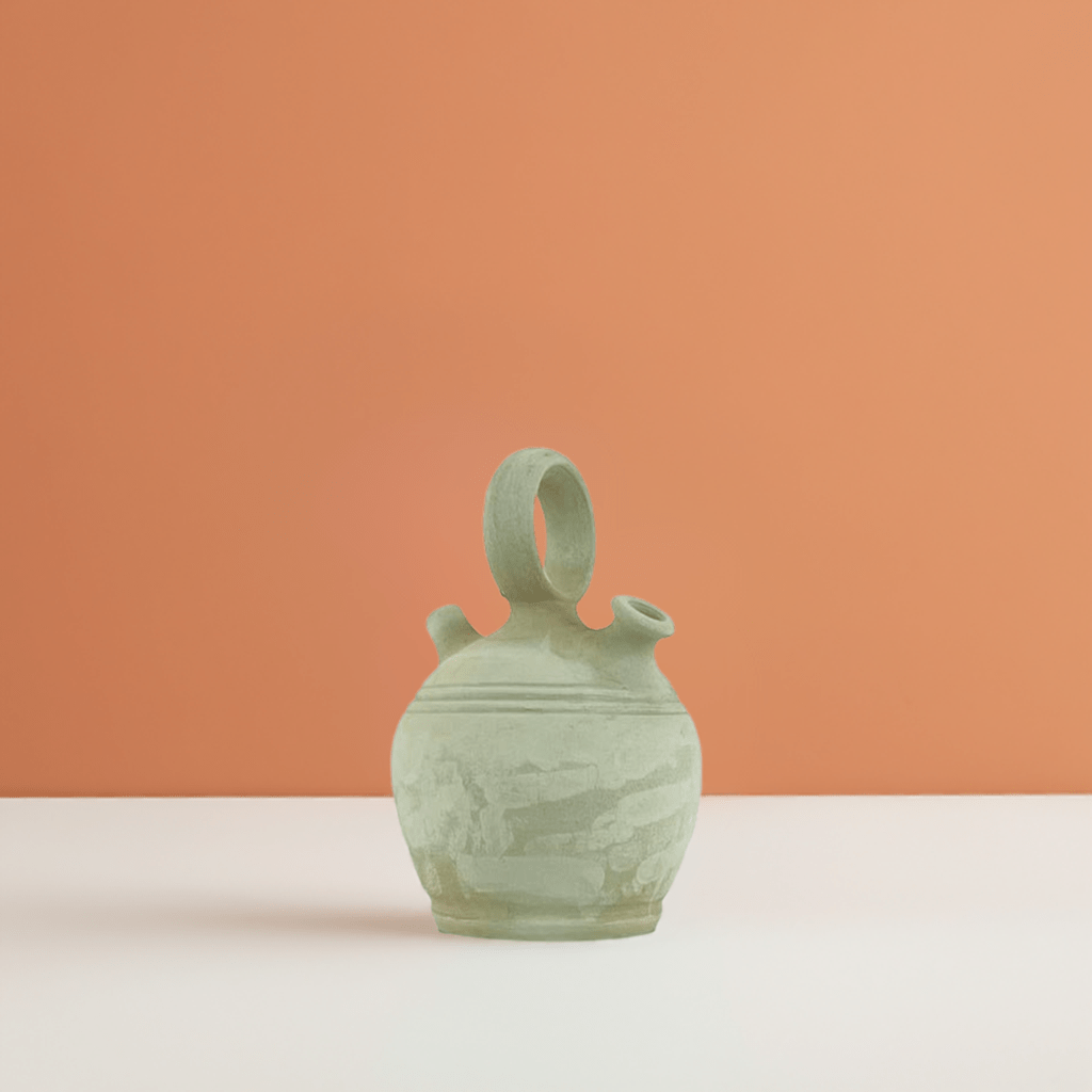 Botijo Valenciano posizionato a terra in un angolo di una stanza con arredamento rustico-chic.