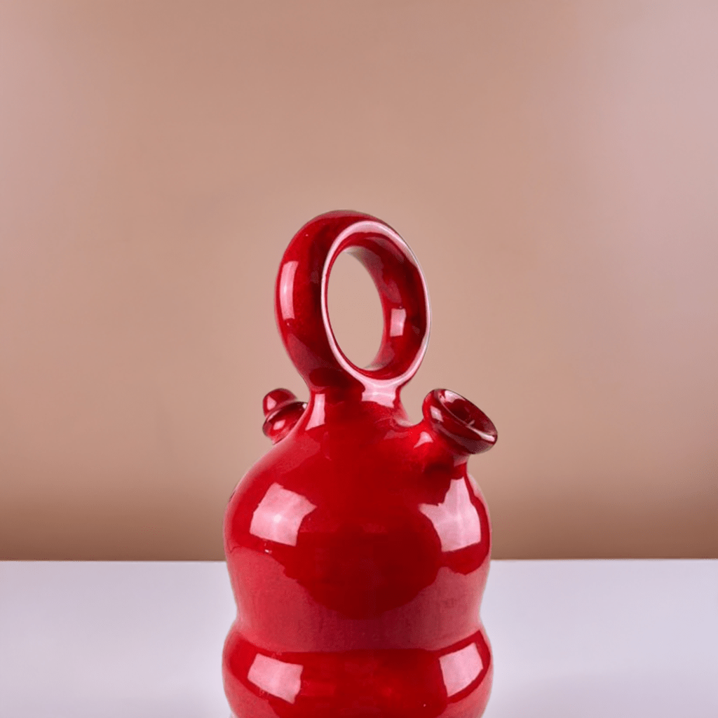 Dettaglio della forma iconica con beccuccio e manico del Botijo Rojo, fatto a mano.