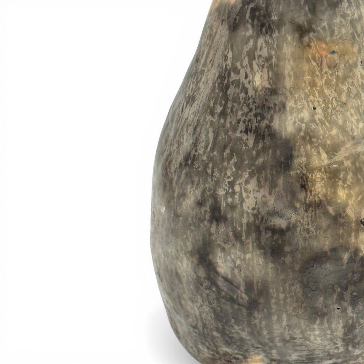 Profilo slanciato del vaso bottiglia in ceramica artigianale Hanene.
