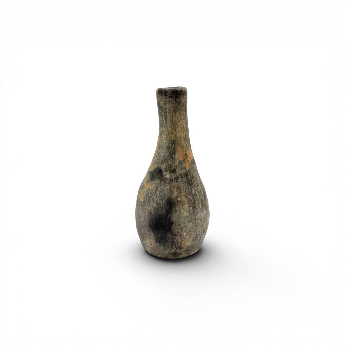 Il vaso bottiglia Hanene esposto su una console in legno rustico.