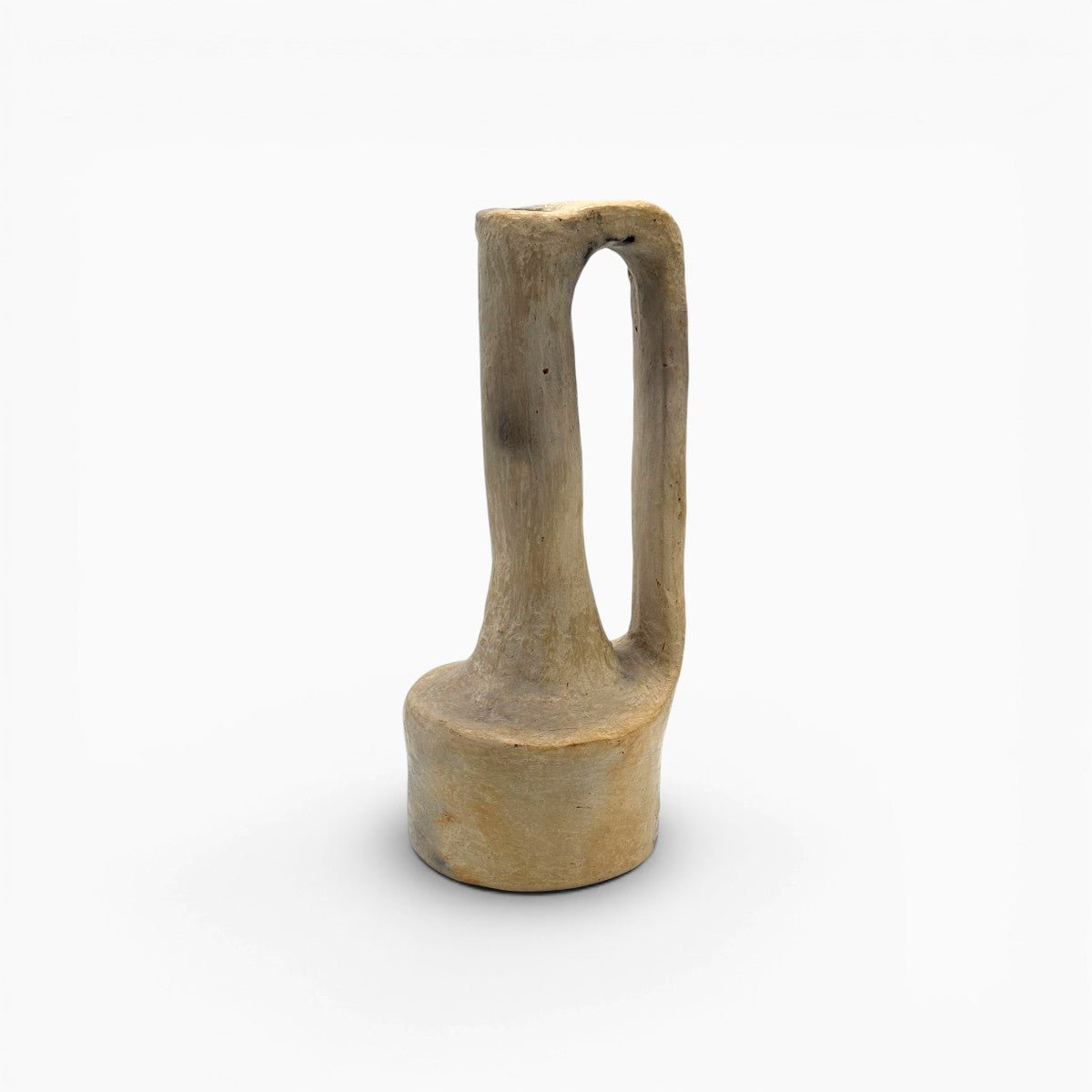 Ceramica scultorea di Hanene: un connubio tra brutalismo moderno e tradizione millenaria.