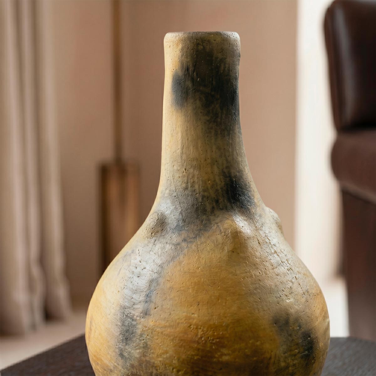 Sfumature ocra e terracotta sulla base arrotondata del manufatto d'arte Malles x Vicode.