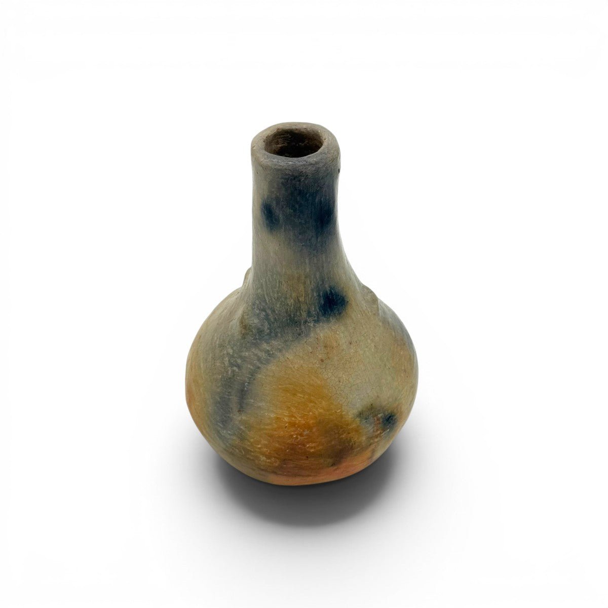 Visione frontale di un pezzo unico in ceramica di Sejnane che instaura un dialogo con lo spazio.
