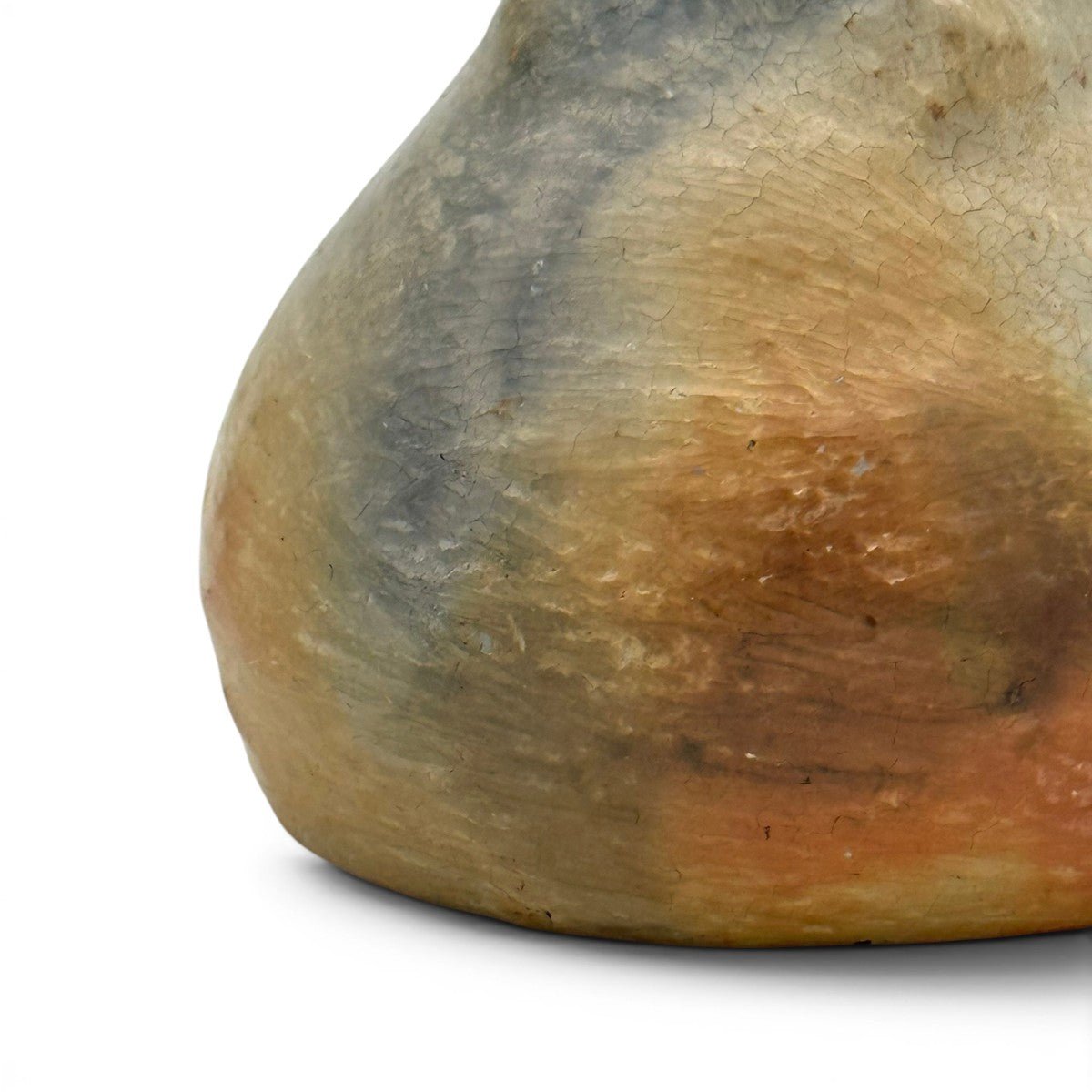 Imboccatura cilindrica e sfumature di cenere sul collo slanciato del vaso fiammato decorativo.